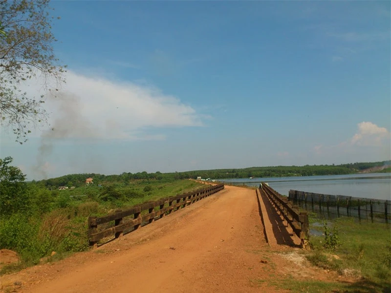 Để tới hồ Sông Mâu, từ thành phố Hồ Chí Minh du khách đi qua cầu Sài Gòn rồi đi theo quốc lộ 1A đến ngã ba Trị An vào hồ Sông Mây chỉ khoảng 45 km. Ảnh: Văn Bảo Minh.