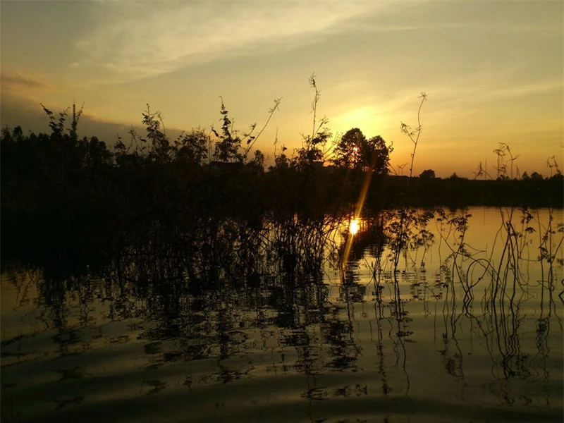 Hoàng hôn trên hồ Sông Mây. Ảnh: Văn Bảo Minh.