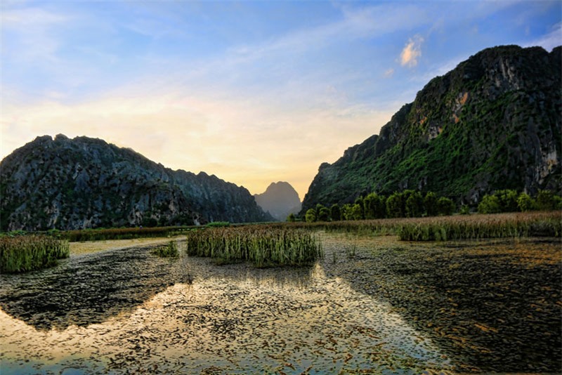 Hệ động thực vật của Vân Long rất đặc trưng cho hệ sinh thái núi đá vôi và đất ngập nước của châu thổ sông Hồng. Ảnh: Chuck Kuhn.