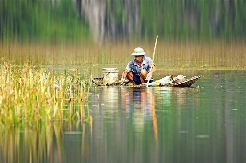 Không chỉ là khu bảo tồn thiên nhiên, vùng đất ngập nước Vân Long còn là nơi có cảnh quan hấp dẫn. Vân Long được mệnh danh là “vịnh không sóng” vì khi đi trên thuyền trên đầm, du khách sẽ thấy mặt nước phẳng như một tấm gương khổng lồ. Ảnh: 500px.