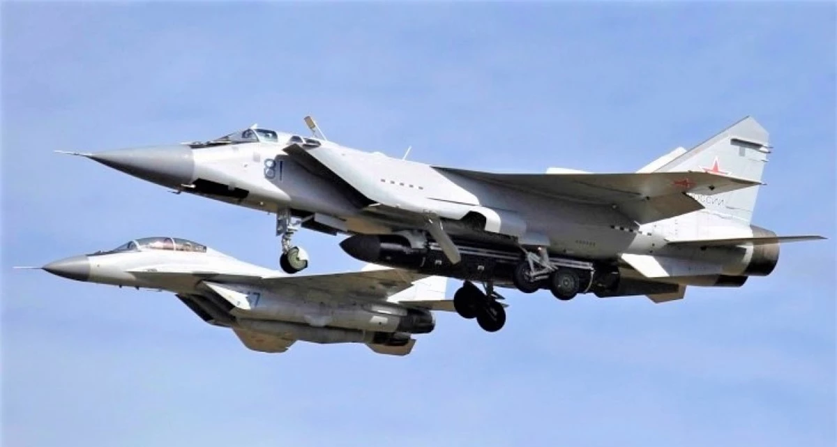 MiG-31 Foxhound (phải) mang tên lửa chống vệ tinh cùng chiếc MiG-29 hộ tống; Nguồn: militarywatchmagazine.com