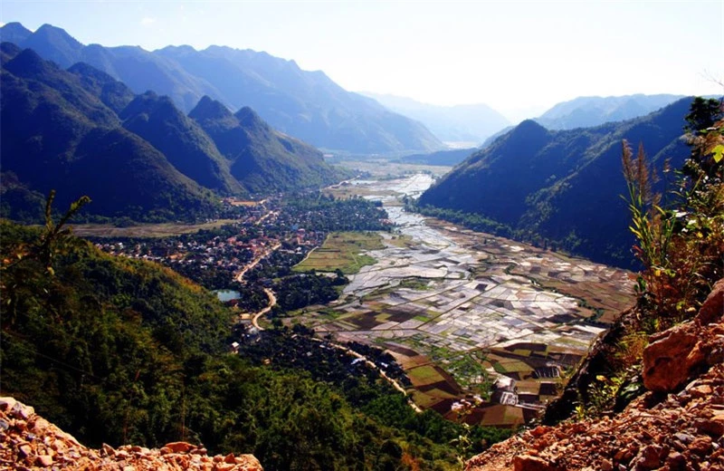 Từ Hà Nội đi 70 km đến thị xã Hoà Bình, đi tiếp 60 km nữa là đến Mai Châu. Ảnh: flickr.