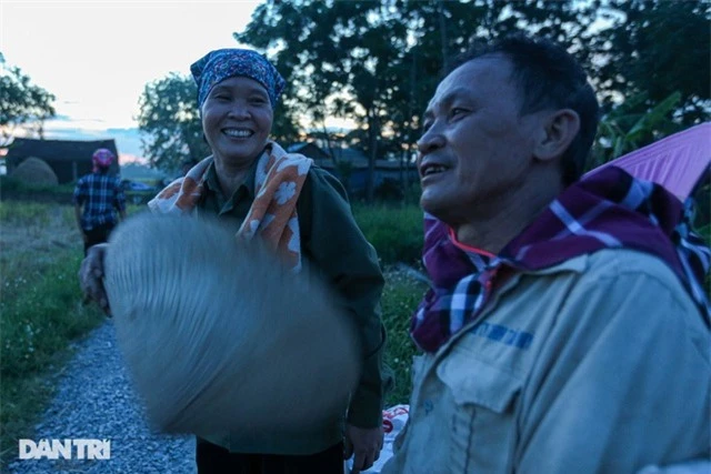 Tránh nắng như thiêu như đốt, nông dân Hà Nội gặt lúa trong đêm - 3