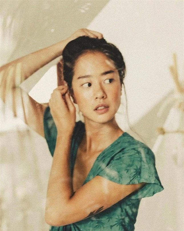 Vẻ đẹp và thần thái cuốn hút của cô gái gốc Việt trong MV mới của Đen Vâu ảnh 1