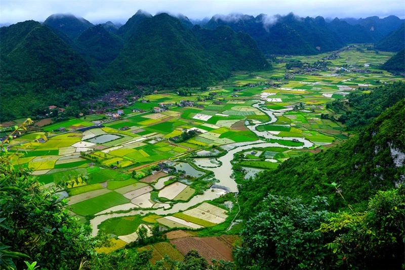 Cư dân Bắc Sơn gồm người Kinh, Nùng, Dao, Tày... với những nếp nhà sàn truyền thống đặc trưng, điểm tô cho cảnh quan Bắc Sơn thêm phần mộc mạc, thanh bình. Ảnh: Quang Vũ.