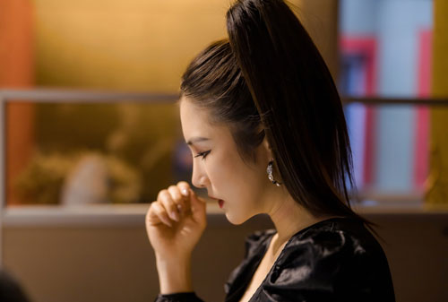 Bạn thân nói rõ về tin đồn Hương Tràm sang Mỹ để sinh con