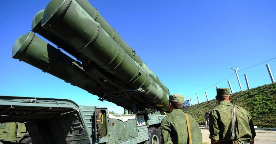 Một hệ thống tên lửa phòng không S-400 Triumf của trung đoàn tên lửa phòng không Red Star Order số 210 của Không quân Nga. Ảnh: ITAR-Tass / Stanislav Krasilnikov