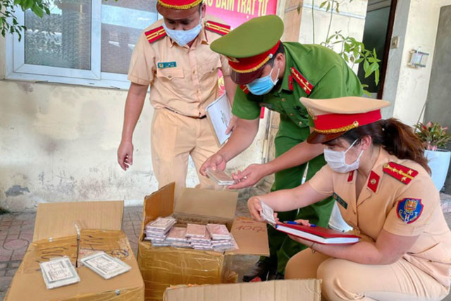 Bắt giữ lô hàng điện thoại nghi nhập lậu trị giá gần 1 tỉ đồng