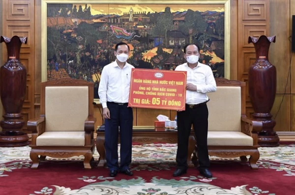 Ngân hàng Nhà nước ủng hộ tỉnh Bắc Giang 5 tỷ đồng ngày 2/6/2021.