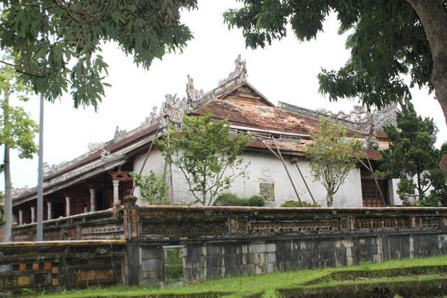 Khai qu&#x1EAD;t kh&#x1EA3;o c&#x1ED5; ng&#xF4;i &#x111;i&#x1EC7;n &#x111;&#x1EB7;t ngai v&#xE0;ng 13 &#x111;&#x1EDD;i vua Nguy&#x1EC5;n