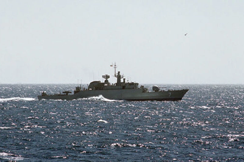 Tàu chiến của Iran lại bị tấn công ở Vịnh Oman.