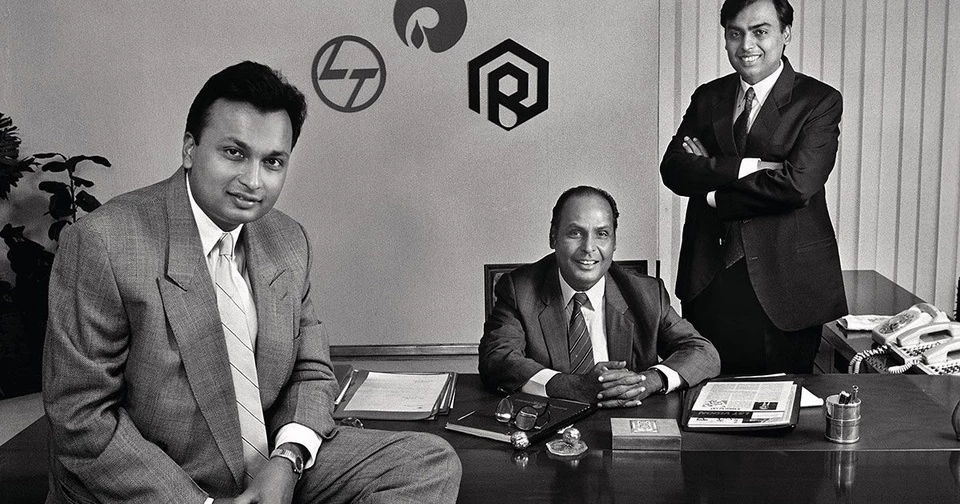 Tỷ phú Mukesh Ambani (phải) bên bố và em trai. Ảnh: Bloomberg.