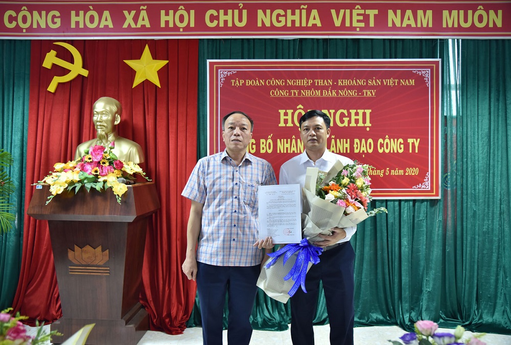 Ông Nguyễn Bá Phong (bên phải), được bổ nhiệm chức vụ Giám đốc Công ty Nhôm Đăk Nông – TKV được tròn năm.