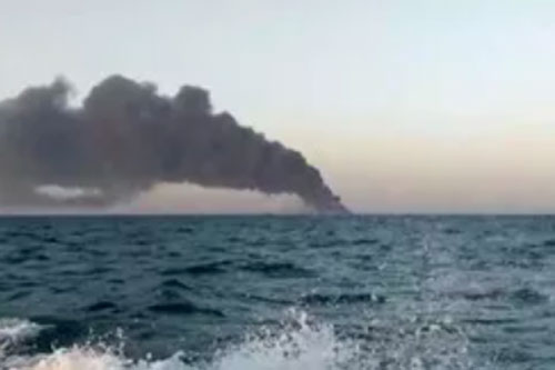 Chiến hạm Iran bất ngờ bốc cháy và chìm ở Vịnh Oman