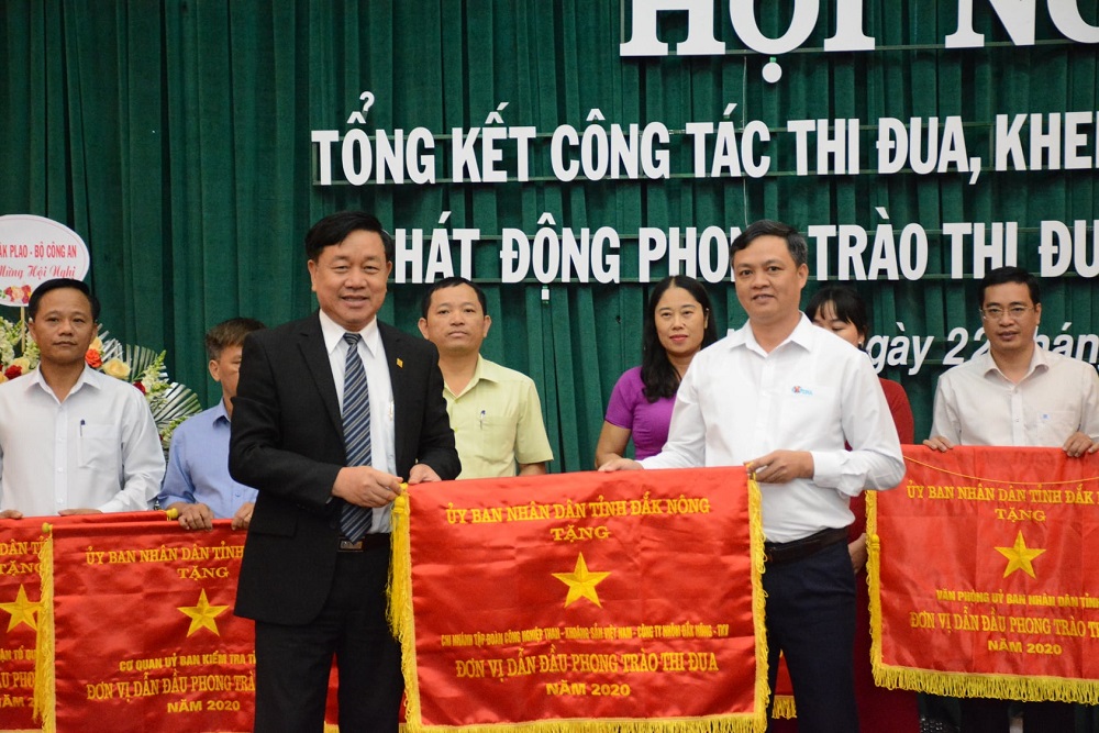 Công ty Nhôm Đắk Nông - TKV vinh dự được UBND tỉnh Đắk Nông trao tặng Cờ thi đua "Đơn vị dẫn đầu phong trào thi đua năm 2020".