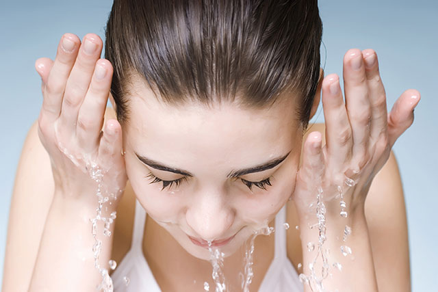 Tường tận các bước rửa mặt bằng nước muối