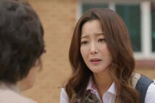 Nhờ tôi hiến máu mà mẹ chồng thoát khỏi cửa tử, ngày bà xuất viện tôi hóa đá khi nhìn thấy cuốn sổ đỏ trên tay chị dâu