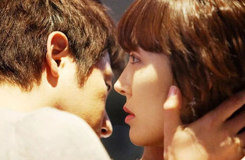 Đêm đầu tiên sau 1 năm xa nhà, chồng vừa vén áo vợ đã buông lời sốc óc, cô hất mạnh ra cùng loạt hành động khiến anh "thấm thía"