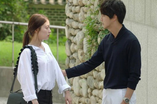 Nhìn chiếc áo trên tay mẹ bạn trai, tôi sửng sốt khi phát hiện ra nghề nghiệp thật sự của anh ấy