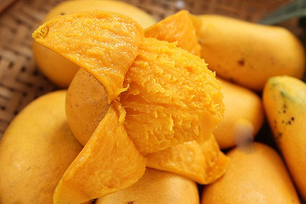 Mua xoài, đừng chỉ chọn những quả to, nhớ 4 mẹo này xoài thơm ngọt, thịt dày, hạt mỏng