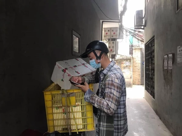 Một nhân viên Bưu điện giao vải thiều Bắc Giang giữa cái nóng 40 độ C ở Hà Nội.