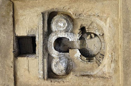 Liên tục xảy ra 3 trận 'động đất' trong đêm, cả làng sững sờ phát hiện 'kho báu' dưới lòng đất