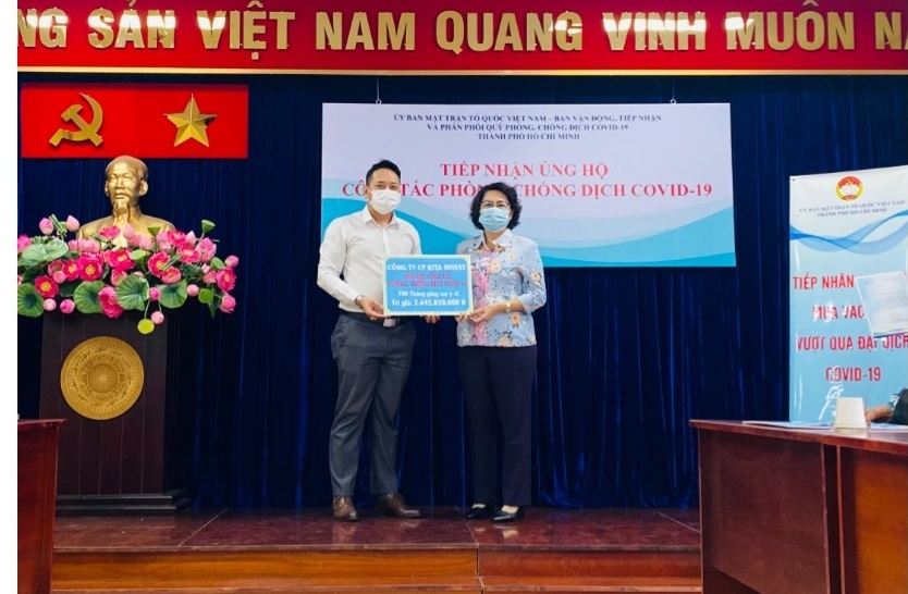 Công ty Cổ phần Tập đoàn KITA Group trao tặng 700 thùng găng tay y tế  phục vụ công tác phòng chống dịch  trị giá hơn 2,6 tỉ đồng 