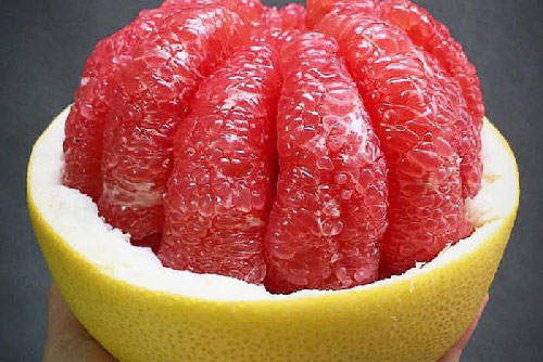 Học mẹ 2 con bổ bưởi không gần gọt vỏ, múi nào múi đấy đẹp không tì vết