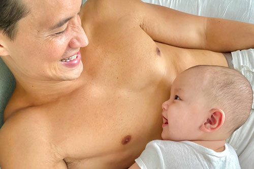 Màn đối đáp dễ thương của vợ chồng Kim Lý - Hồ Ngọc Hà cùng khoảnh khắc ngọt ngào bên nhóc Leon