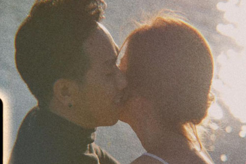 Kh&#xF4;ng c&#xF2;n l&#xE0; ch&#xE0;ng trai b&#x1ECB; Tr&#x1EA5;n Th&#xE0;nh &quot;rao b&#xE1;n&quot; kh&#x1EAF;p showbiz, Anh &#x110;&#x1EE9;c gi&#x1EDD; tung lu&#xF4;n &#x1EA3;nh &#xF4;m h&#xF4;n ng&#x1B0;&#x1EDD;i y&#xEA;u ng&#x1ECD;t ng&#xE0;o th&#x1EBF; n&#xE0;y