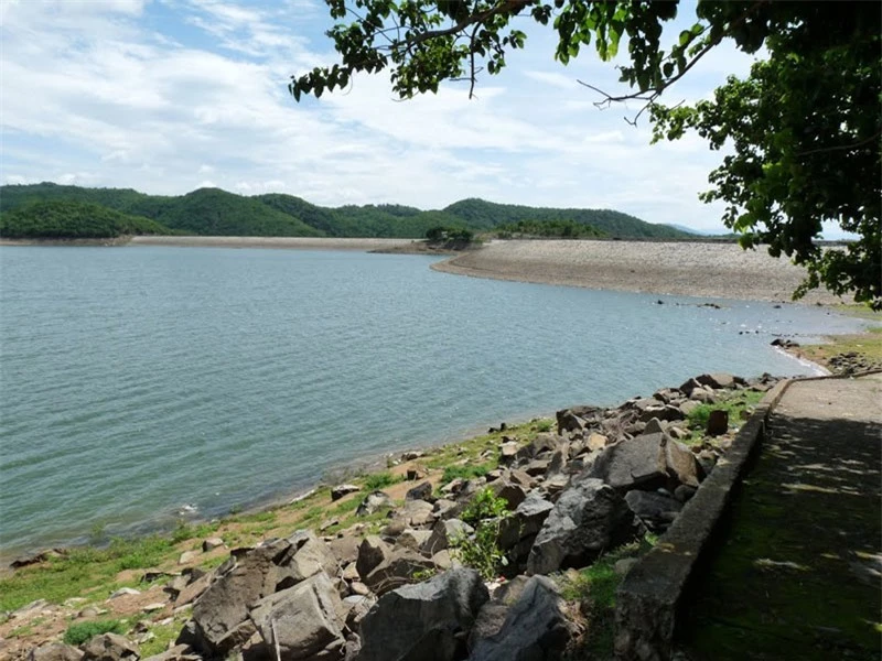 Hồ cung cấp nguồn nước cho vùng nông nghiệp Hàm Thuận Bắc và nước sinh hoạt cho thành phố Phan Thiết. Ảnh: Tuệ Minh.