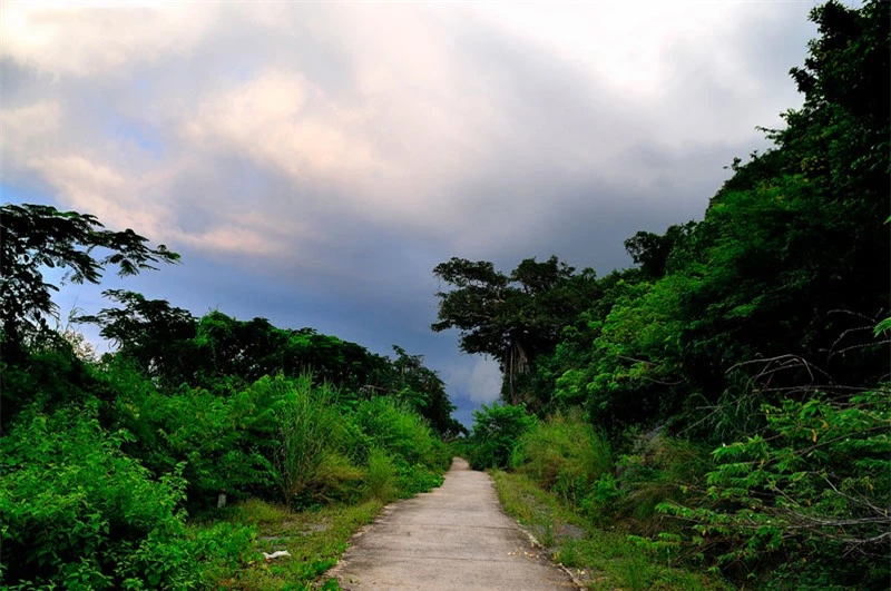 Quần đảo Hà Tiên nằm trong vịnh Thái Lan, ở về phía tây bắc của quần đảo Bà Lụa, cách bờ biển Hà Tiên và đất liền lần lượt là 11 hải lý (27,5 km) và 7 hải lý (18 km) về phía Tây, cách đảo Phú Quốc 16 hải lý (40 km) về phía Đông. Ảnh: Diem Dang Dung.