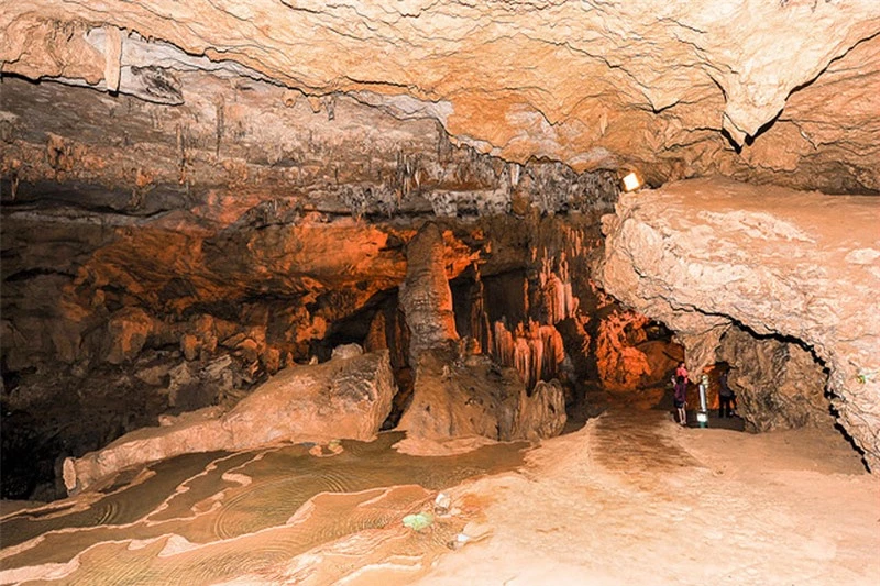 Hiện nay, đường đến dộng Ngao rất dễ đi, toàn bộ hang động đã được lắp hệ thống đèn chiếu sáng. Ảnh: Quang Khánh.