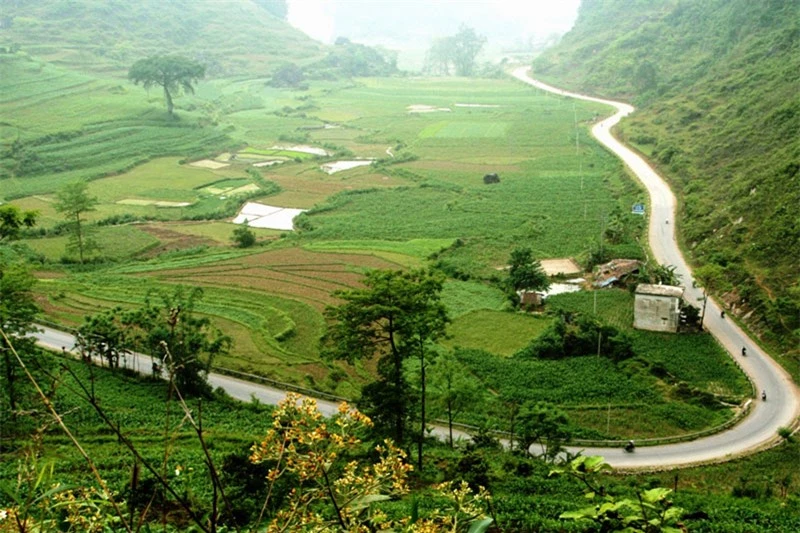 Khi đi ngang qua một thung lũng trong lần đánh trận trở về thì Nùng Trí Cao thấy ở phía xa có các nàng tiên mời chàng vào nghỉ ngơi. Dù cả người lẫn ngựa đều mệt nhoài nhưng chàng vẫn không dừng bước. Ảnh: ST.