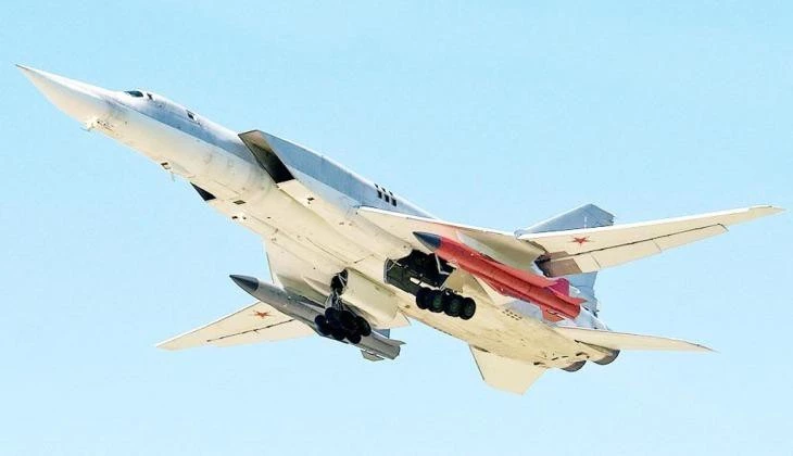 Máy bay Tu-22M với tên lửa Kh-32 dưới cánh.