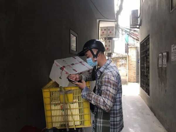 Nghề shipper giao hàng như thoi đưa giữa thời tiết gần 40 độ C