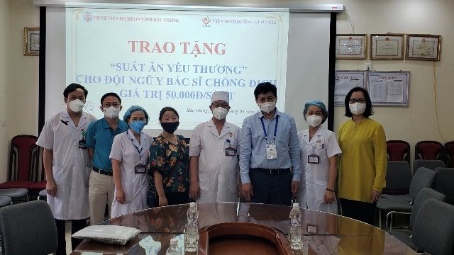 Chương trình Suất ăn yêu thương dành tặng y bác sỹ tuyến đầu chống dịch.