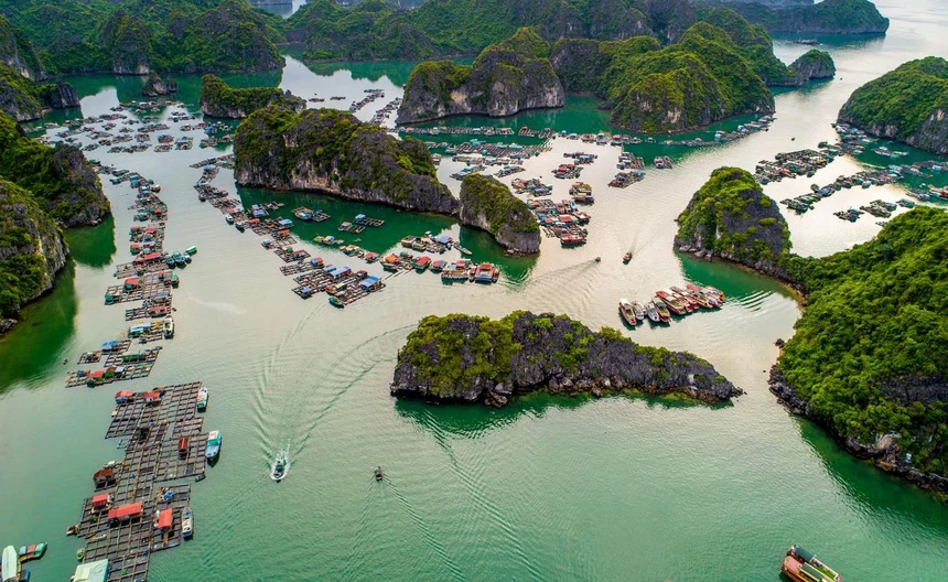 Vịnh Hạ Long có 2 lần được UNESCO công nhận là Di sản thế giới vào các năm1994 theo tiêu chí (vii) và năm 2000 theo tiêu chí (viii). Năm 1994, vùng lõi của vịnh Hạ Long được UNESCO công nhận là Di sản thiên nhiên thế giới với giá trị thẩm mỹ (tiêu chuẩn vii). Năm 2000, vịnh này tiếp tục được công nhận lần thứ hai với giá trị ngoại hạng toàn cầu về địa chất - địa mạo (tiêu chuẩn viii). Ảnh: Trần Quý.