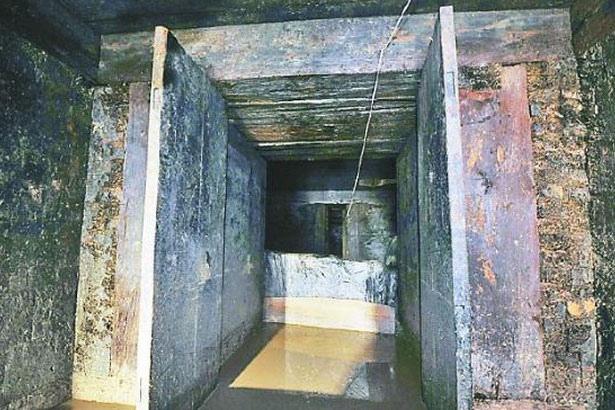 Nghe thấy tiếng động lạ dưới mộ, dù sợ hãi nhưng chuyên gia vẫn quyết truy tìm sự thật: Phát hiện thứ đáng giá hơn vàng