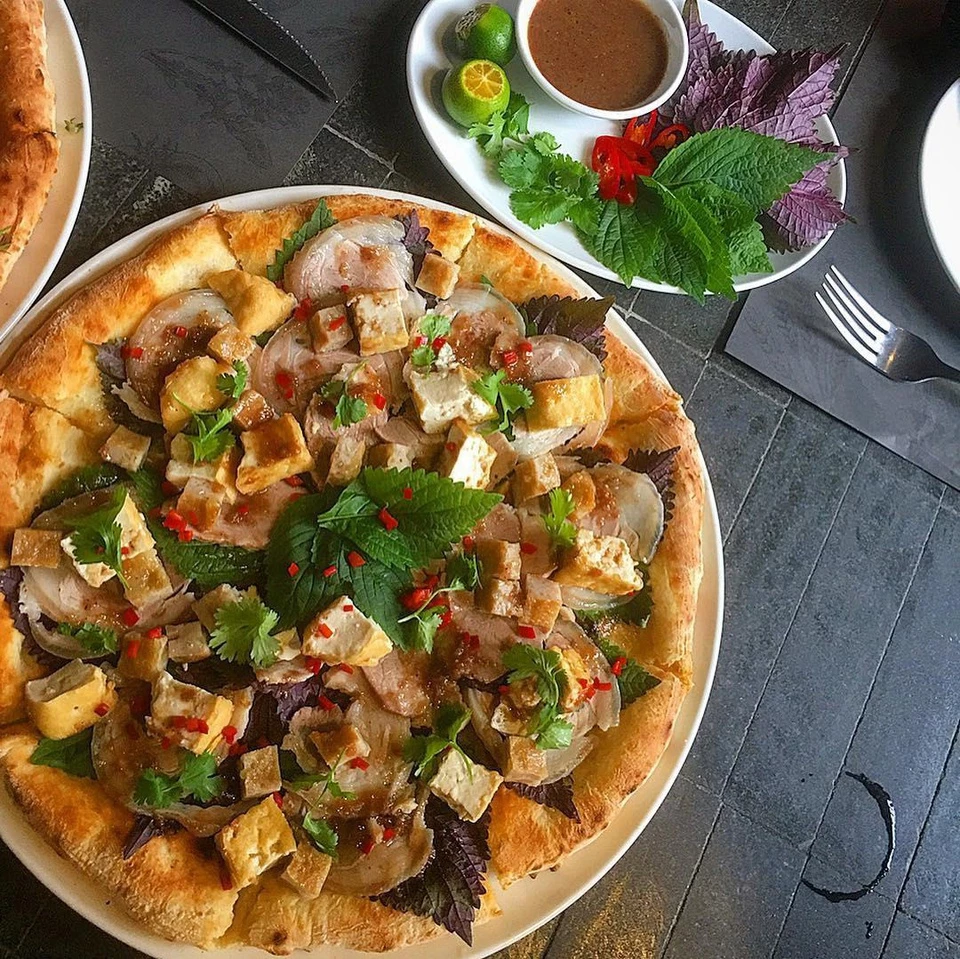 Tinh túy ẩm thực Hà thành được tìm thấy trong nhiều kiểu pizza từ bún chả, bún đậu mắm tôm hay chả cá. Các món ăn thủ đô kết hợp với ẩm thực Italy khiến thực khách có cảm giác vừa quen, vừa lạ. Tuy ý tưởng sáng tạo độc đáo, những loại pizza này vẫn nhận được những ý kiến trái chiều khi các topping không mấy liên quan. Ảnh: Mao.daren.