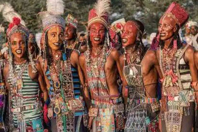 Nơi đàn ông trang điểm nhiều hơn phụ nữ, con gái muốn "ân ái" với bất cứ ai cũng được