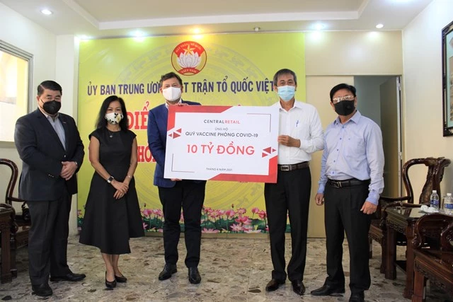 an Công tác phía Nam (UBTW MTTQ Việt Nam), trao số tiền 10 tỷ đồng ủng hộ chống dịch covid