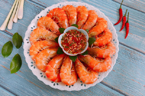 Luộc tôm kị nhất là cho thẳng vào nồi, cứ làm theo cách này tôm ngọt thơm gấp nhiều lần