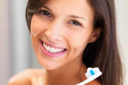 Dùng sữa chua theo cách này bao nhiêu cao răng cũng bong sạch