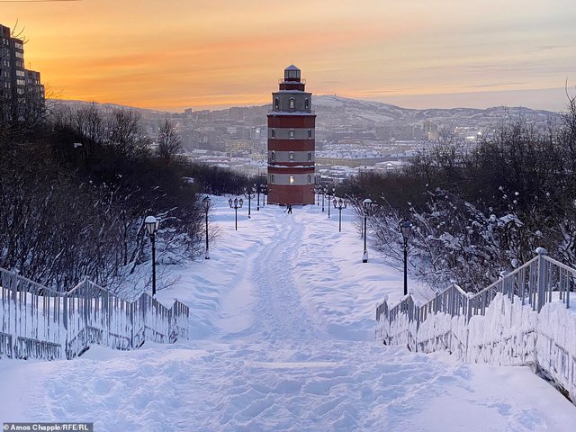 Thành phố tăm tối nhất hành tinh: 40 ngày không có mặt trời, dân số đang giảm vì quá lạnh