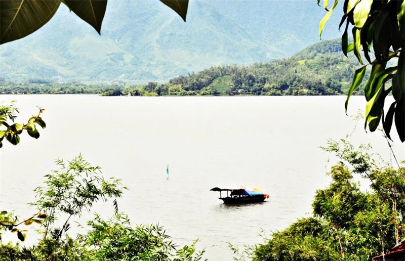 Hồ Núi Cốc nguyên là một đoạn của sông Công, một trong các chi lưu của sông Cầu chảy vòng quanh một ngọn núi đất có tên là núi Cốc. Ảnh: Trường Xuân.