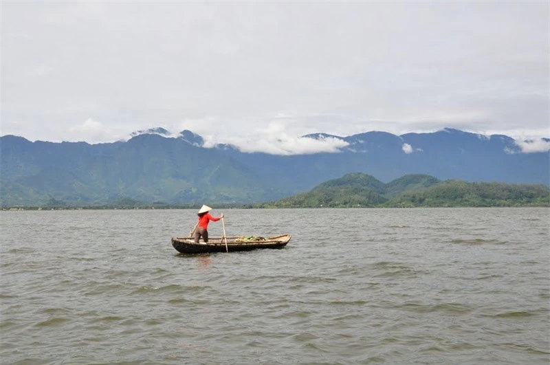 Hồ-đập Núi Cốc cùng các công trình phụ trợ tạo thành hệ thống thủy lợi Núi Cốc có nhiệm vụ cung cấp nước tưới cho 12 nghìn ha lúa thuộc bốn huyện, thành phố phía Nam tỉnh Thái Nguyên và khu công nghiệp Thái nguyên. Ảnh: Panoramio.