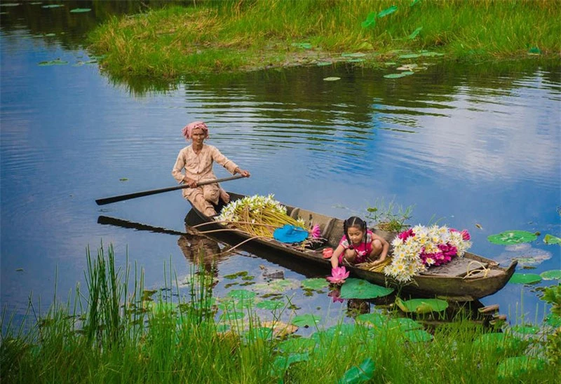 Đồng Tháp Mười là một đồng lụt kín được bao quanh bởi các giồng đất cao ven biên giới Việt Nam - Campuchia, đê tự nhiên dọc sông Tiền và giồng biển cổ dọc theo quốc lộ 1A (Tân Hiệp - Nhị Quý, Cai Lậy) và chặn lại bởi sông Vàm Cỏ Đông (Long An). Ảnh: Devil KTS.