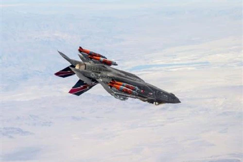 F-35 phô diễn khả năng cơ động.