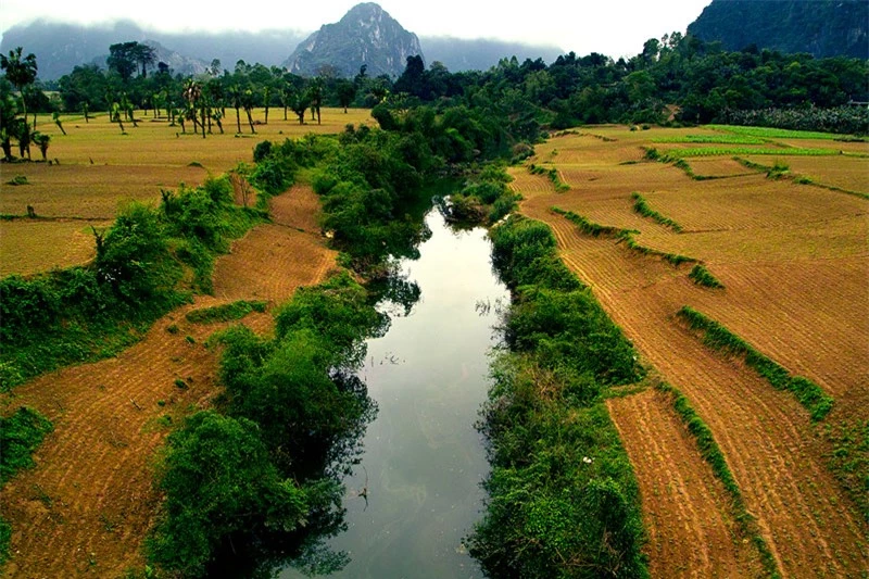 Trong lịch sử, sông Gianh được gọi theo tên chữ là Linh Giang (chữ Hán:靈江). Nếu Đèo Ngang là ranh giới thời Đại Cồ Việt và Chiêm Thành sau khi người Việt giành được độc lập (939) và trước thời kỳ Nam Tiến của người Việt (1069) thì sông Gianh là ranh giới thời Trịnh-Nguyễn phân tranh giữa Đàng Trong và Đàng Ngoài (1570-1786) với xung đột vũ trang gần nửa thế kỷ (1627-1672). Chiến trường chính là miền Bố Chính (Quảng Bình). Đèo Ngang gắn với huyền thoại 